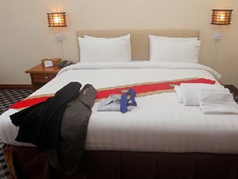 Asia Plaza Hotel Yangon Bagian luar foto