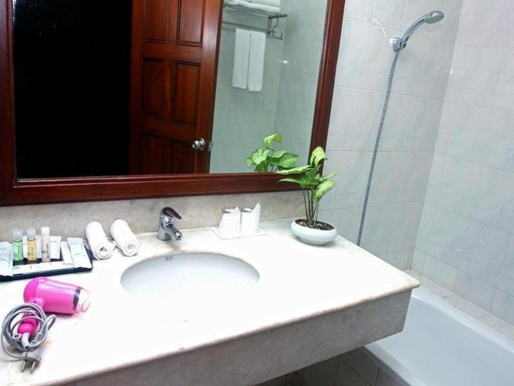 Asia Plaza Hotel Yangon Bagian luar foto