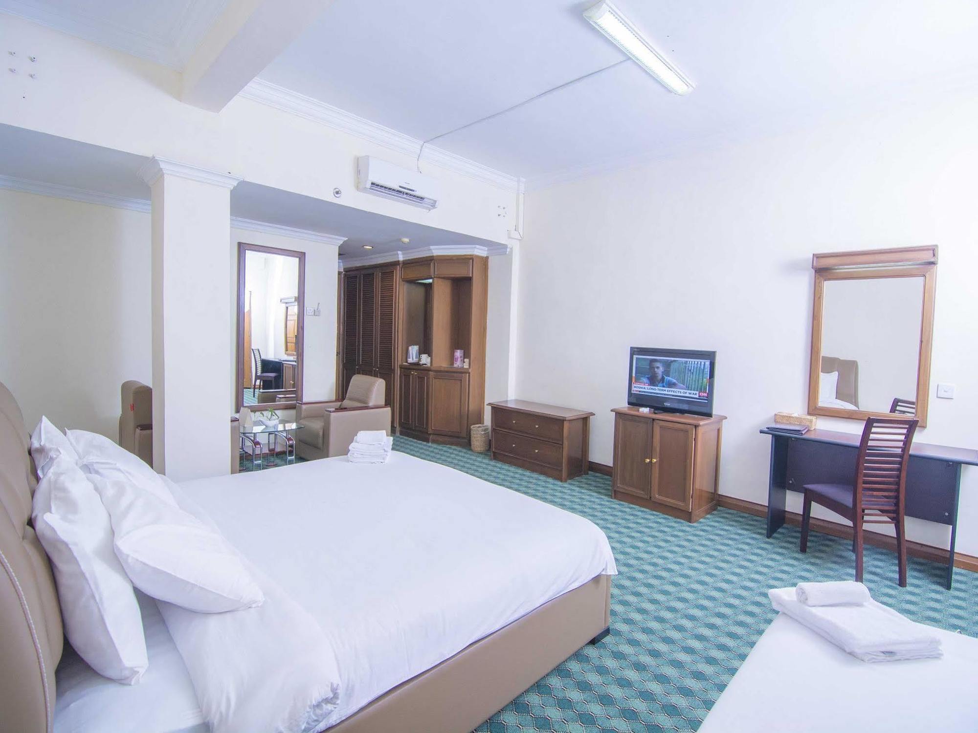 Asia Plaza Hotel Yangon Bagian luar foto