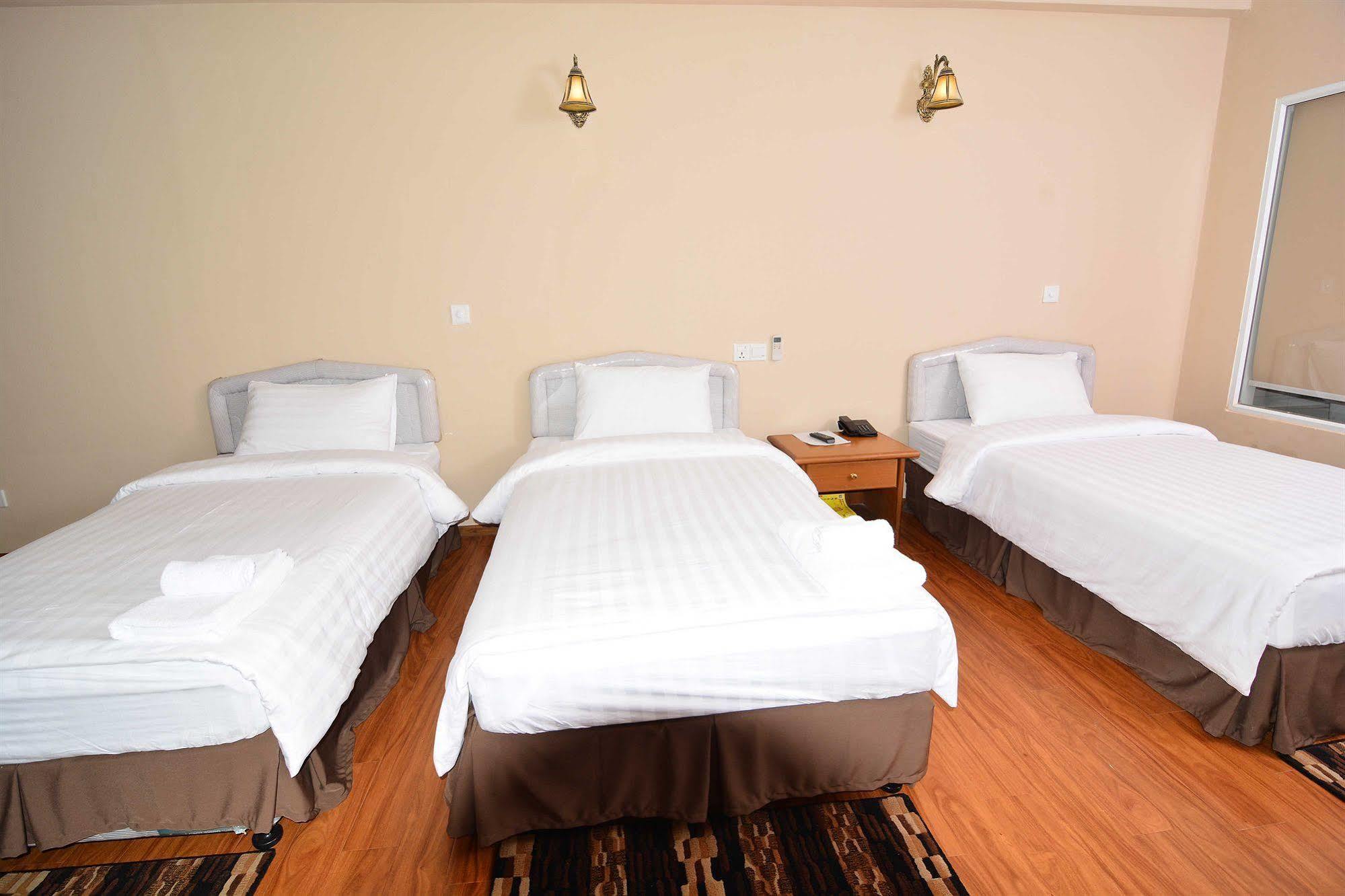Asia Plaza Hotel Yangon Bagian luar foto