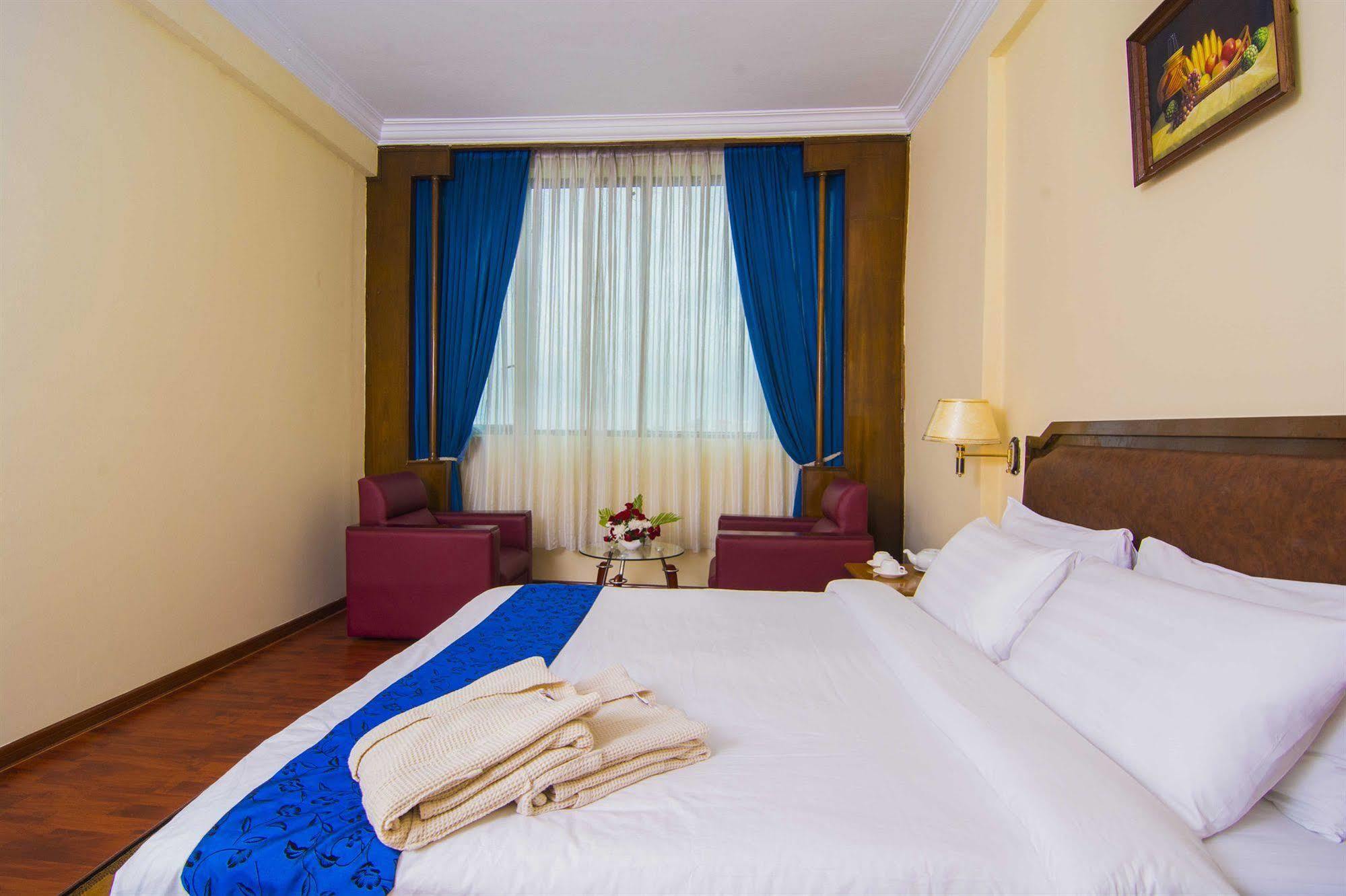 Asia Plaza Hotel Yangon Bagian luar foto