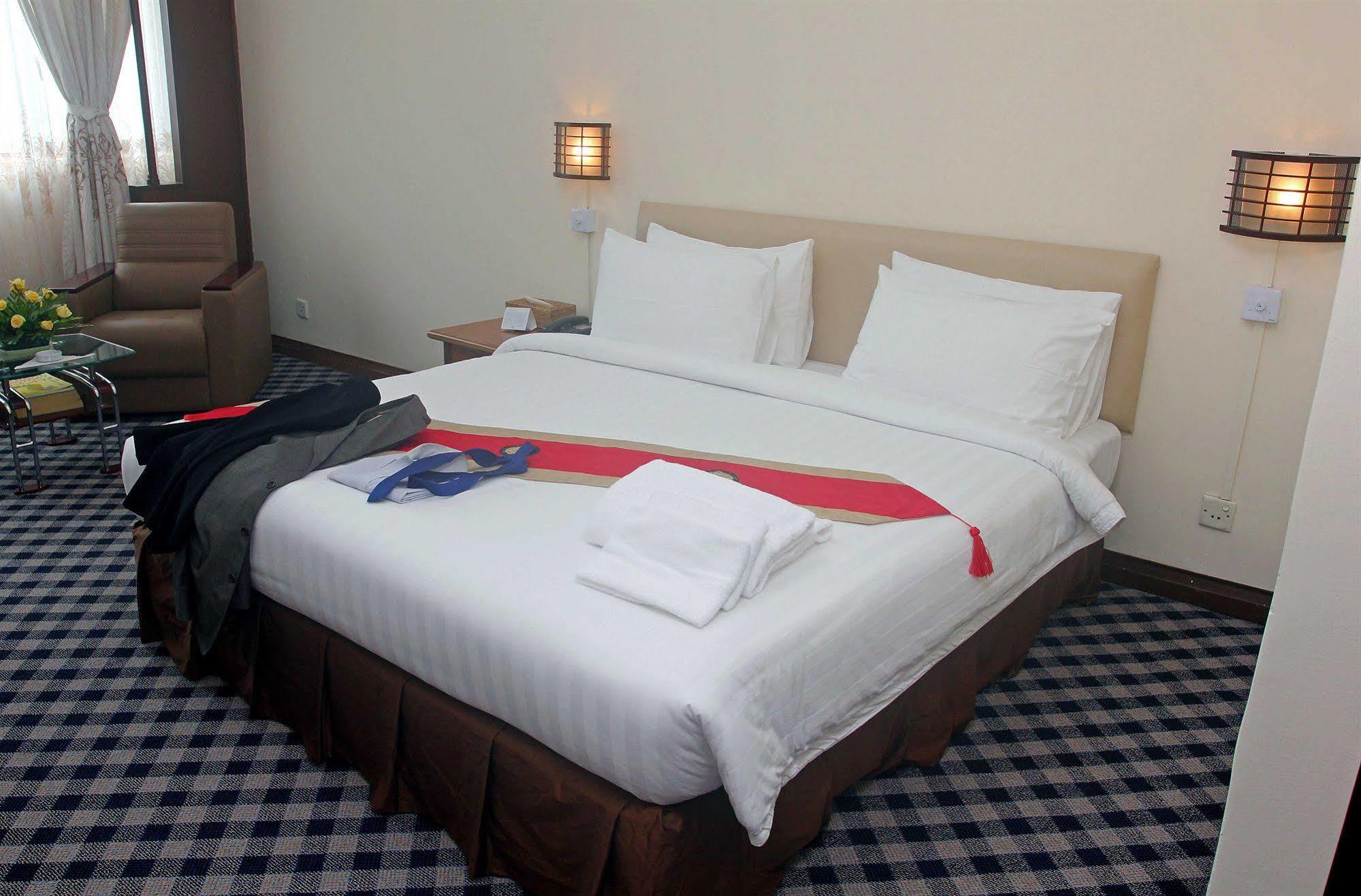 Asia Plaza Hotel Yangon Bagian luar foto