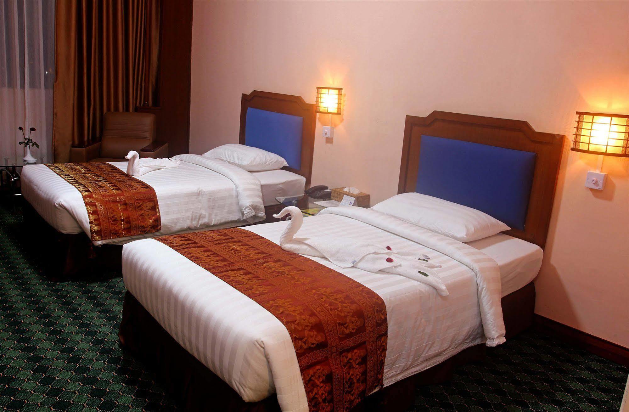 Asia Plaza Hotel Yangon Bagian luar foto
