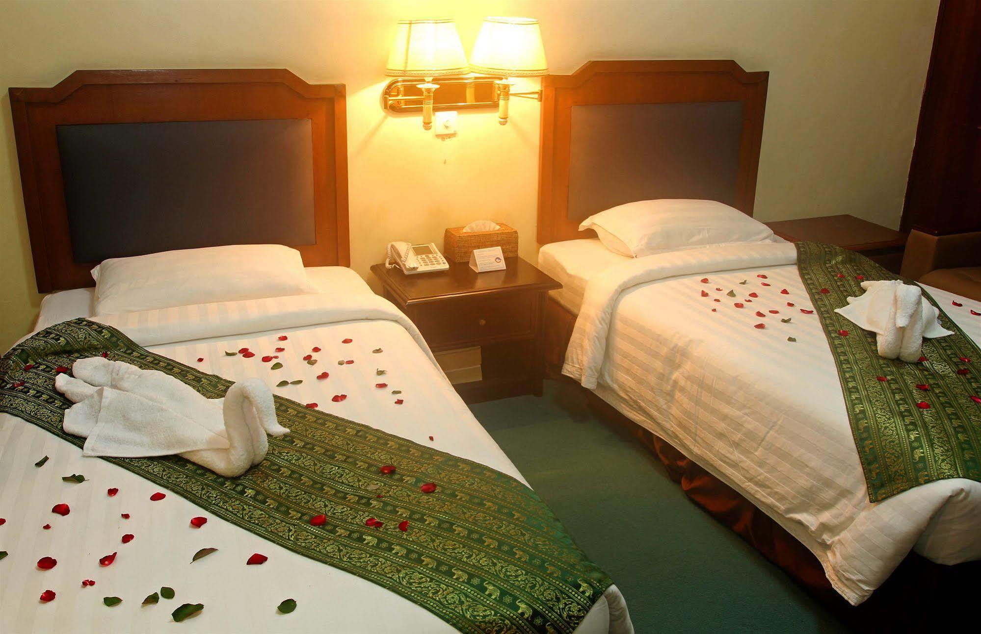 Asia Plaza Hotel Yangon Bagian luar foto