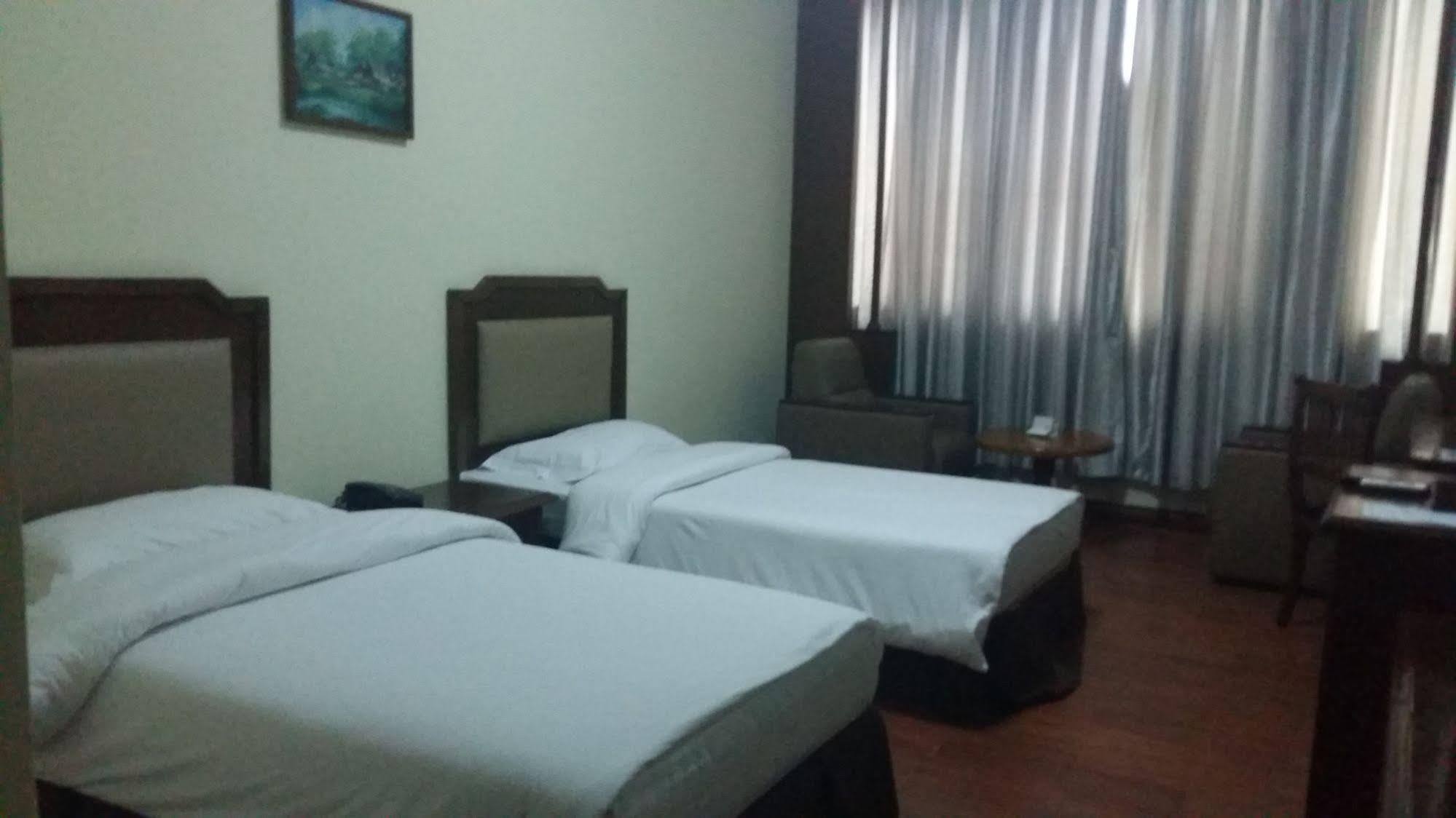 Asia Plaza Hotel Yangon Bagian luar foto