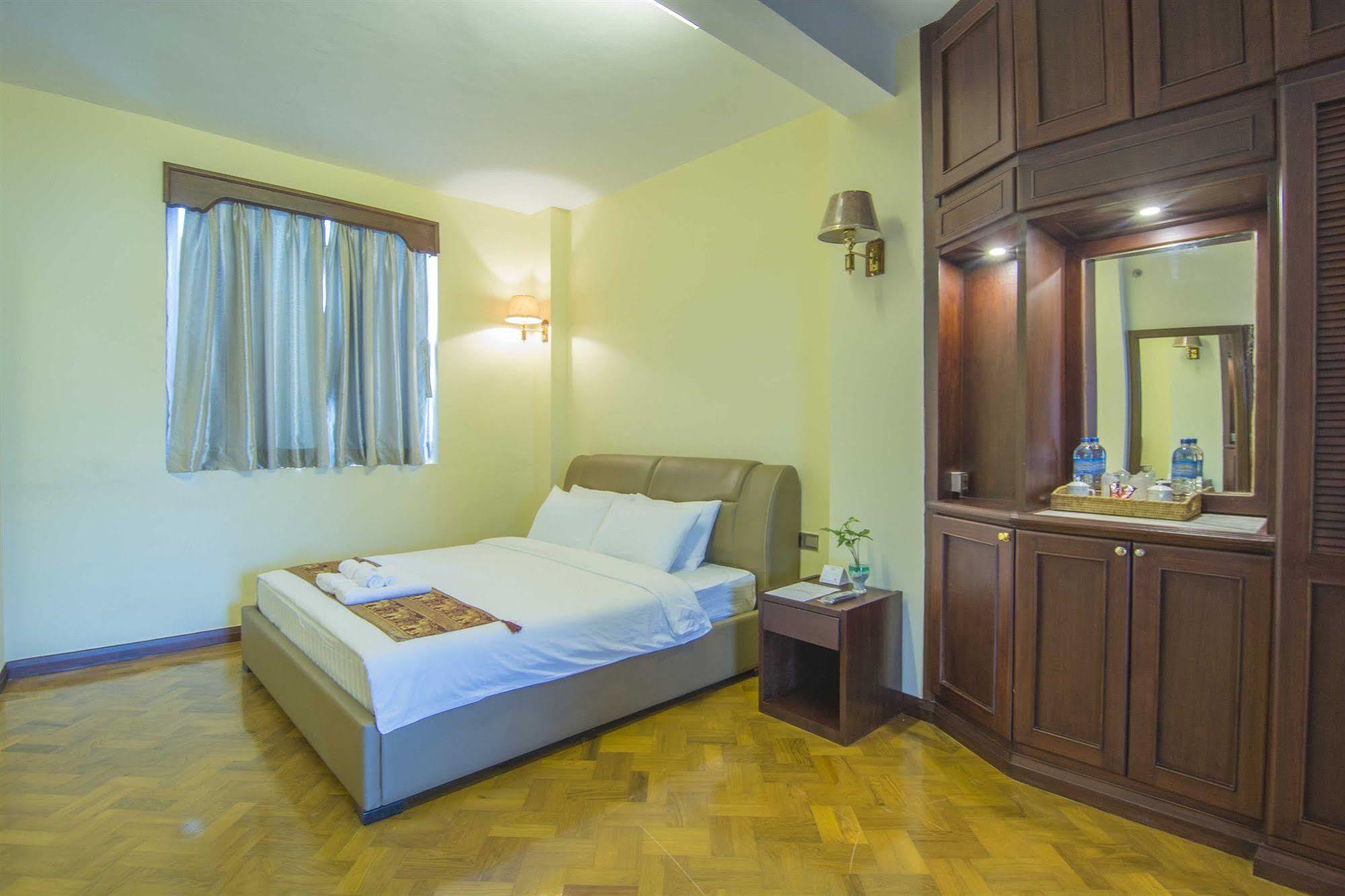 Asia Plaza Hotel Yangon Bagian luar foto