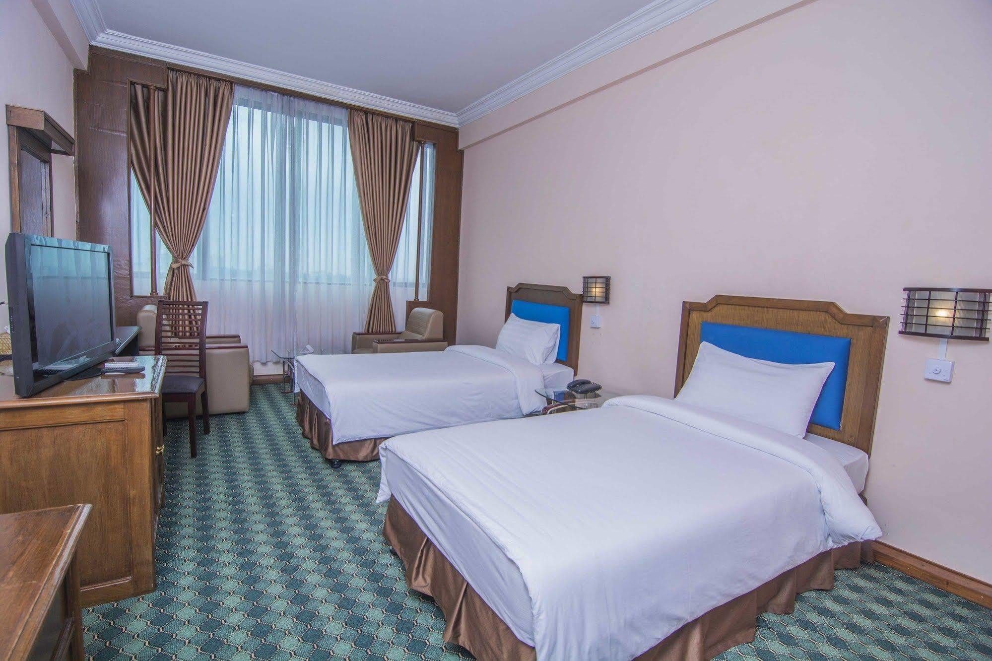 Asia Plaza Hotel Yangon Bagian luar foto