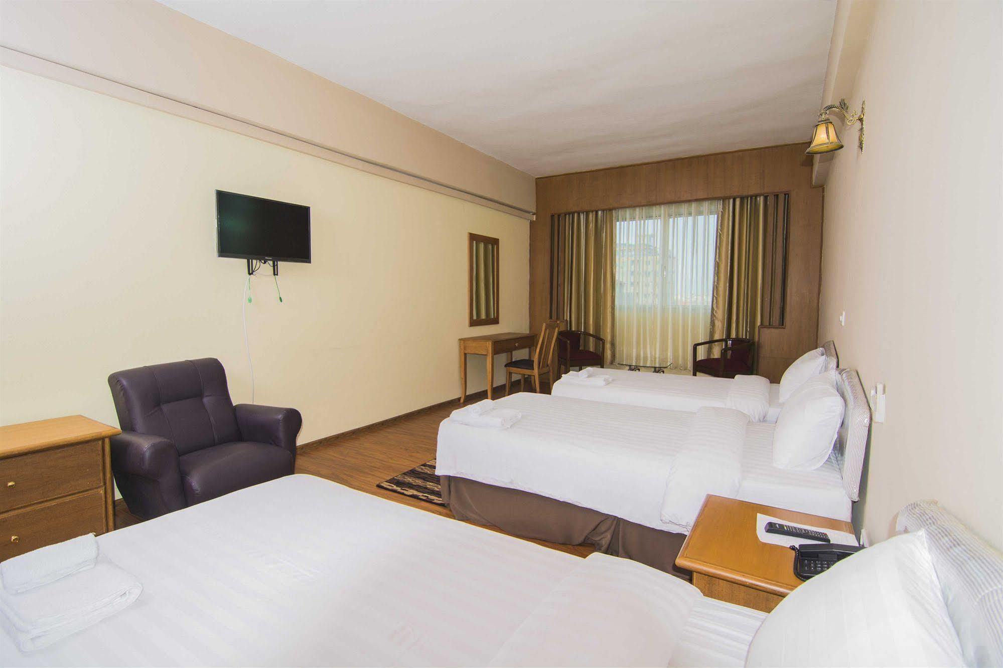 Asia Plaza Hotel Yangon Bagian luar foto