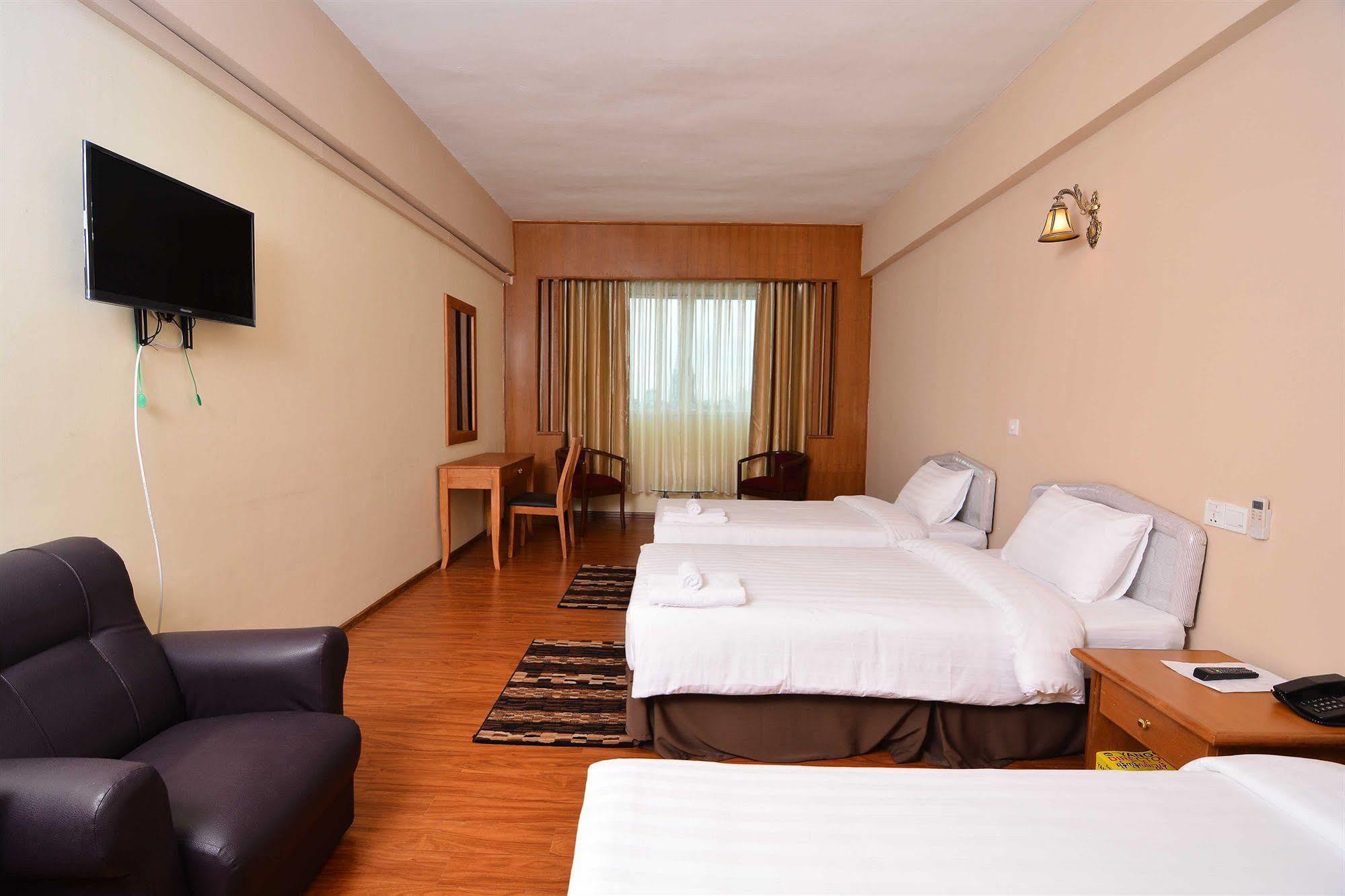 Asia Plaza Hotel Yangon Bagian luar foto